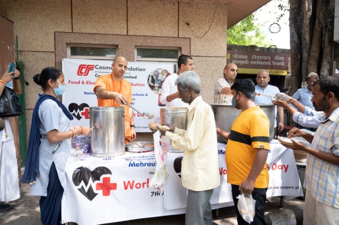  Cosmo-Foundation-distributed-electric-water-kettles-and-served-ready-to-eat-food-to-patients-in-New-Delhi1-696x463.jpeg